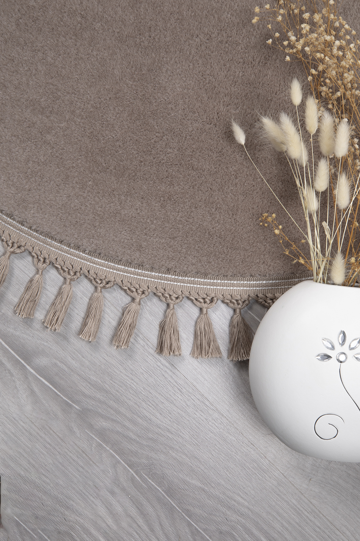 Modern Dekoratif Yuvarlak Puffy Peluş Ponpon Saçaklı Salon Oturma Odası Halısı Vizon Modern Dekoratif Yuvarlak Puffy Peluş Ponpon Saçaklı Salon Oturma Odası Halısı Vizon